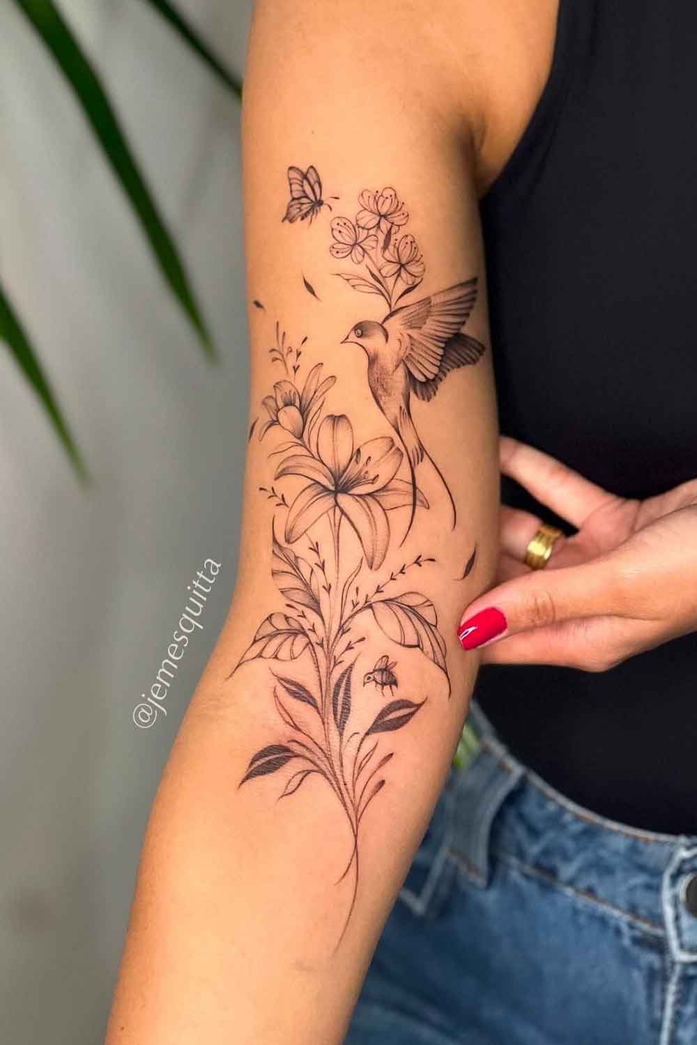 tatuagem-feminina-floral-com-flores-beija-flor-e-borboleta 