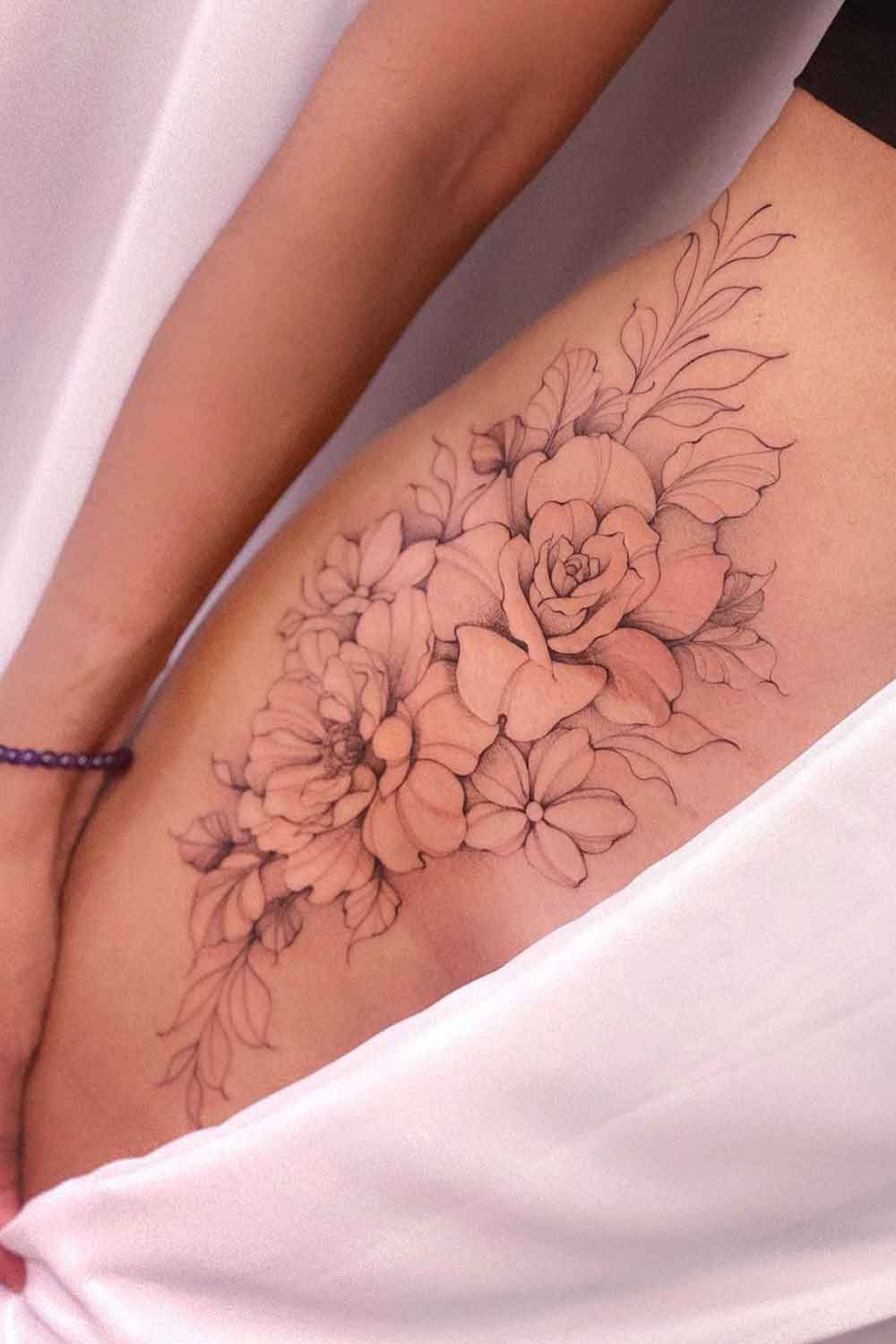 tatuagem-floral-na-virilha 