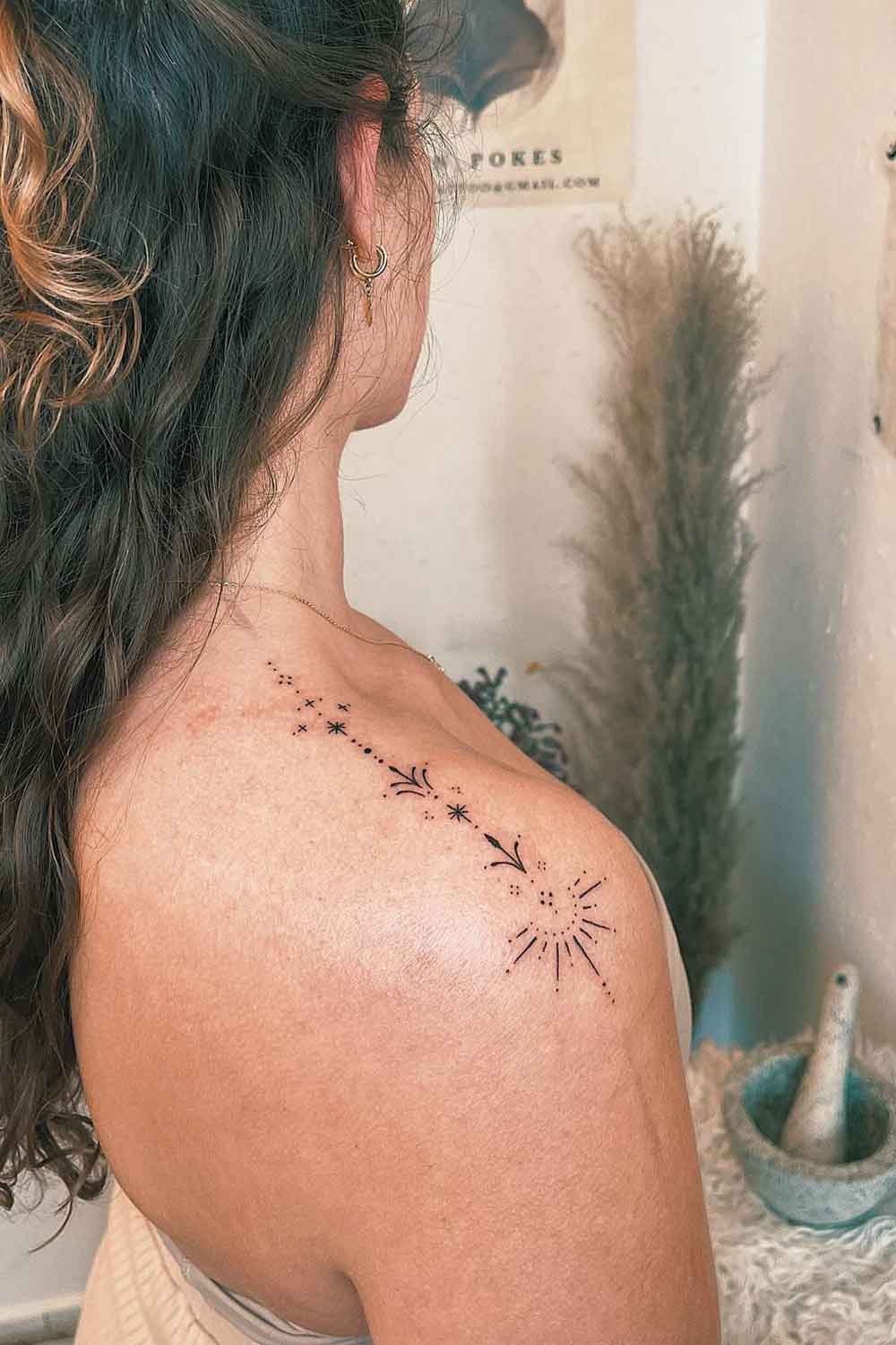 tatuagem-de-brilho-no-ombro 