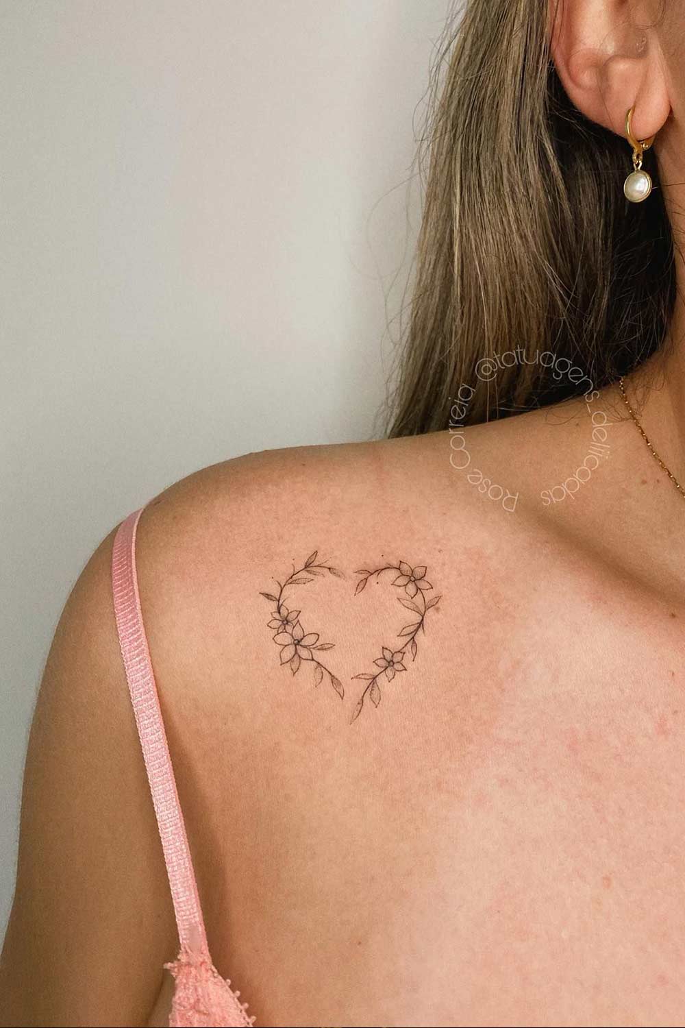 tatuagem-de-coracao-floral-no-ombro 