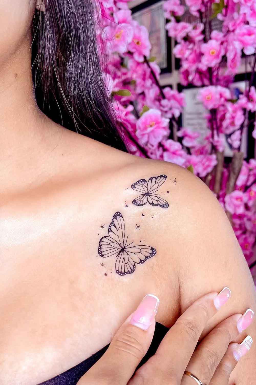 tatuagem-de-duas-borboletas-no-ombro 