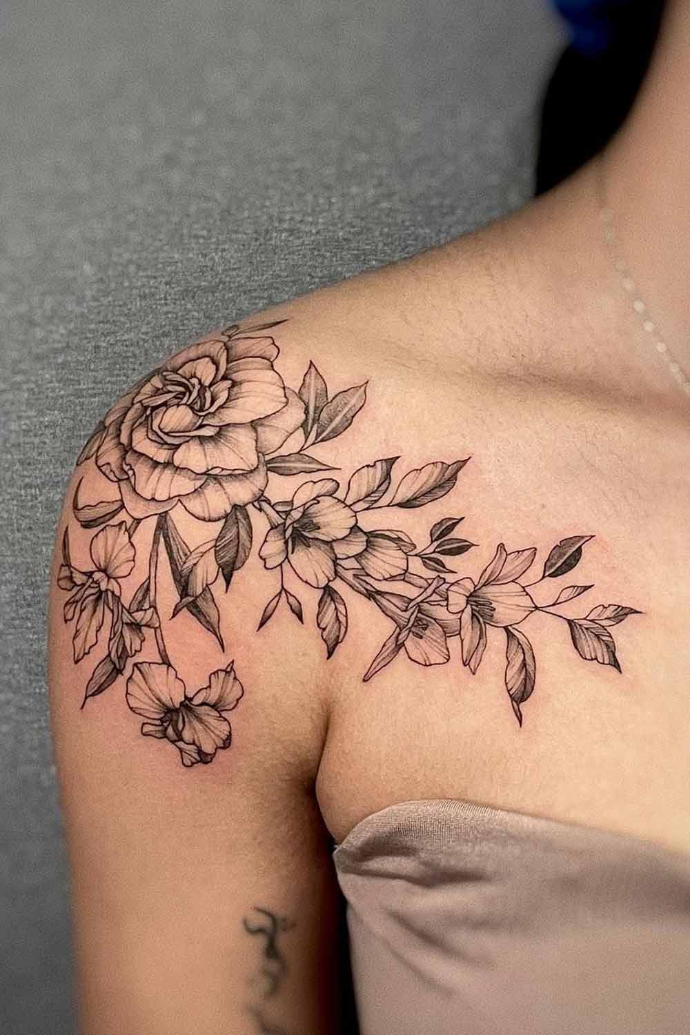 tatuagem-de-flores-no-ombro-feminino 
