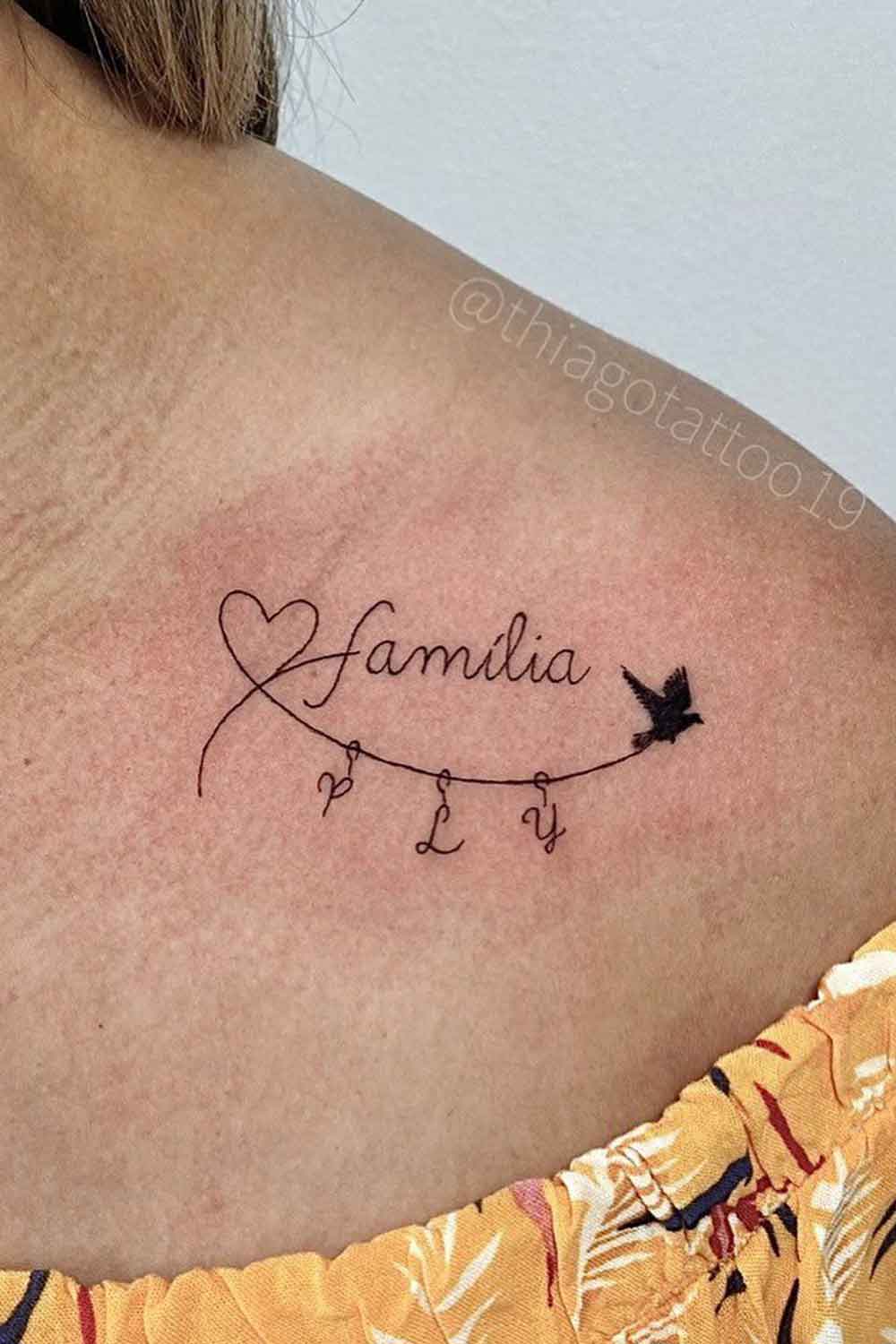 tatuagem-feminina-no-ombro-escrito-familia 