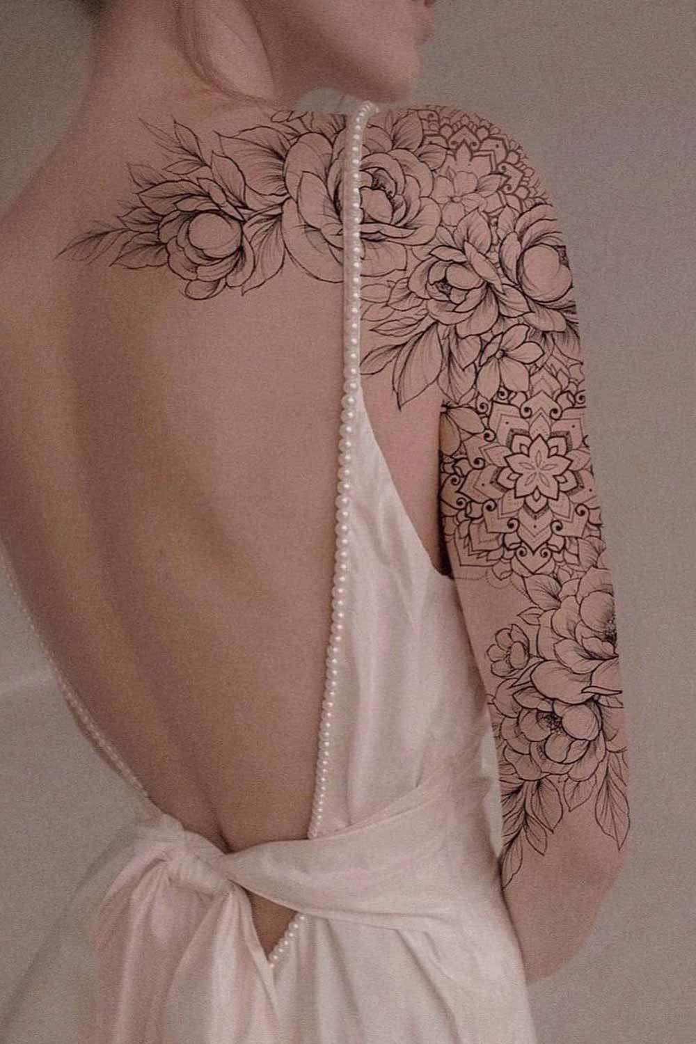 tatuagem-floral-no-braco-indo-pro-ombro 
