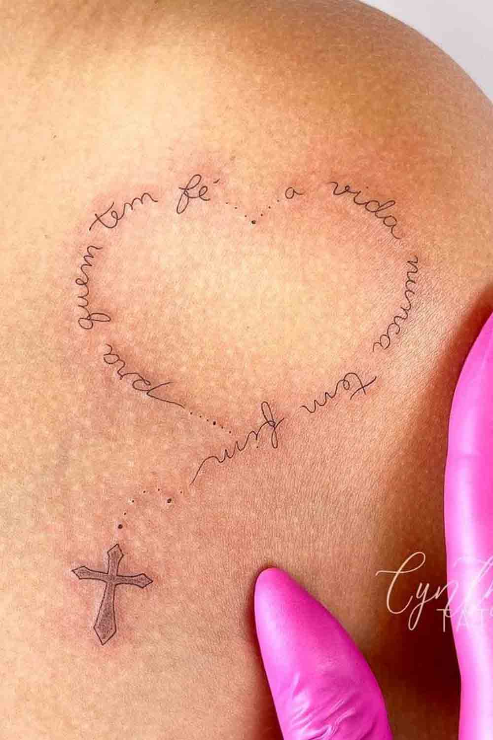 tatuagens-femininas-no-ombro-de-frases-16 