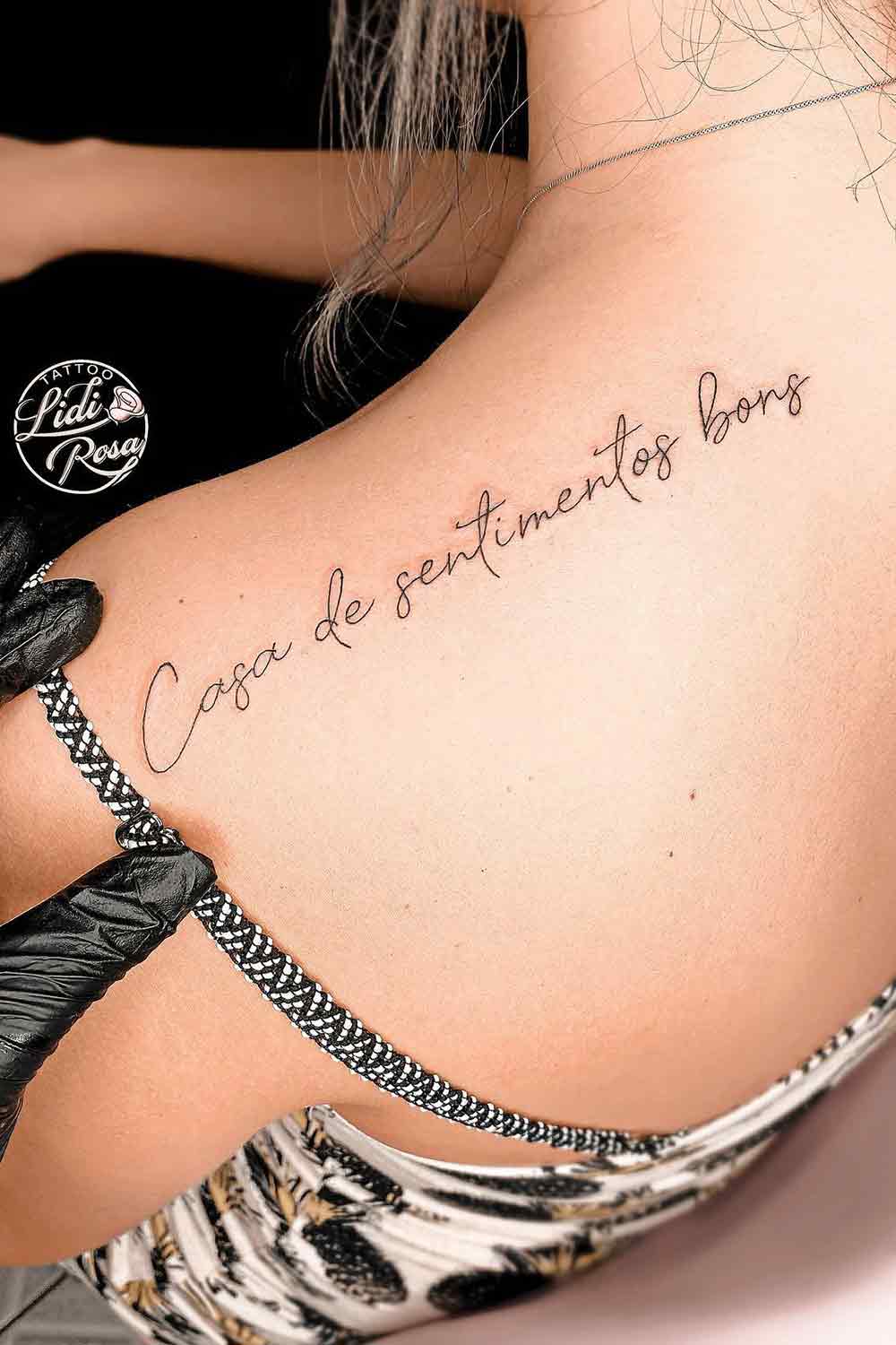 tatuagens-femininas-no-ombro-de-frases-20 