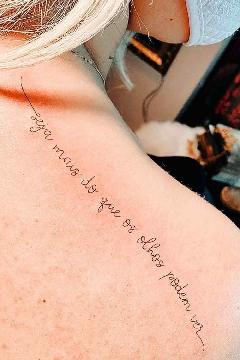tatuagens-femininas-no-ombro-de-frases-21 