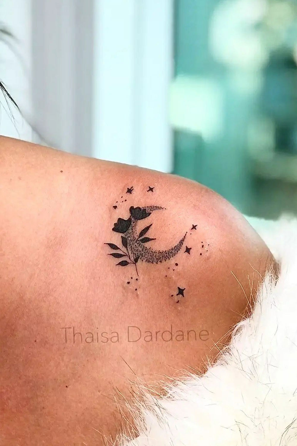 tatuagens-femininas-no-ombro-pequenas-14 