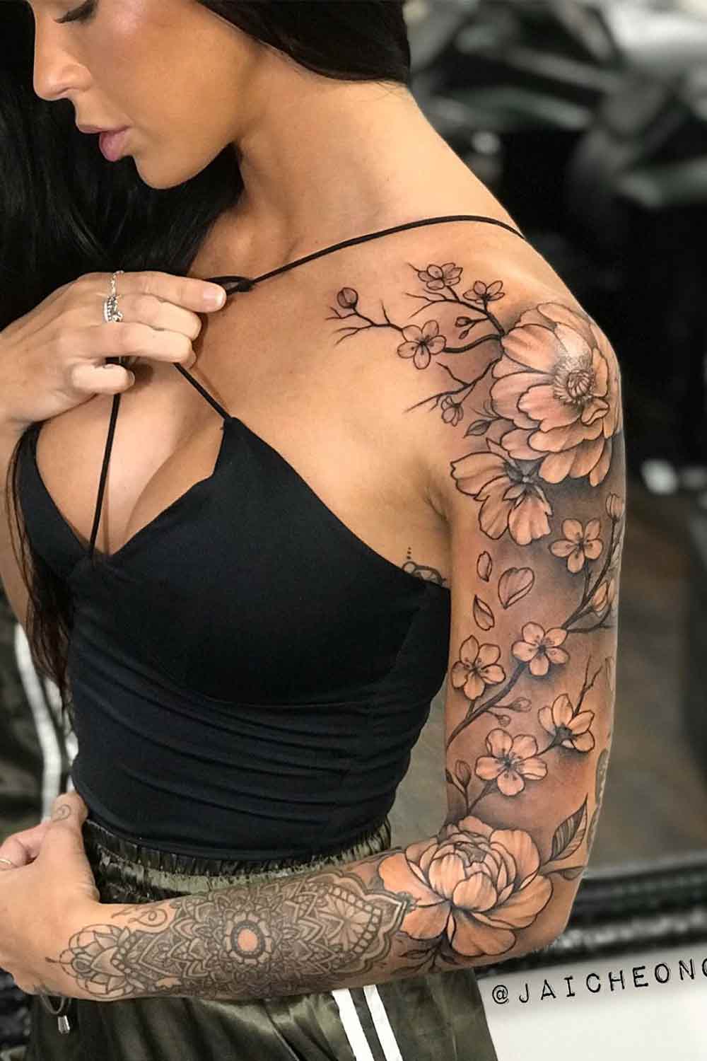 tatuagens-florais-no-ombro-feminino-6 