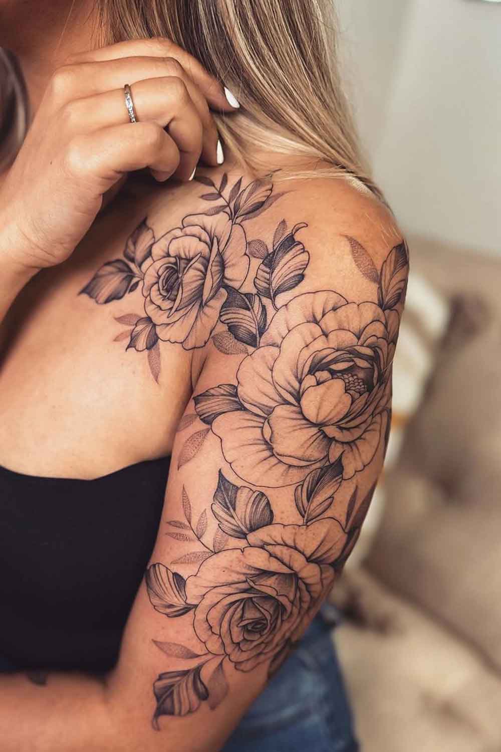 tatuagens-florais-no-ombro-indo-pro-braco 