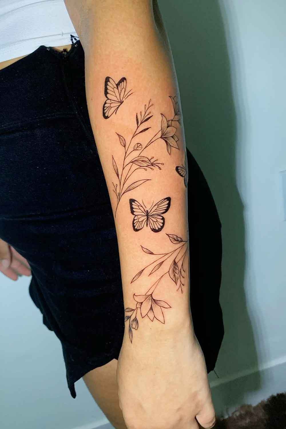 tatuagem-de-flores-plantas-e-borboletas-no-antebraco 