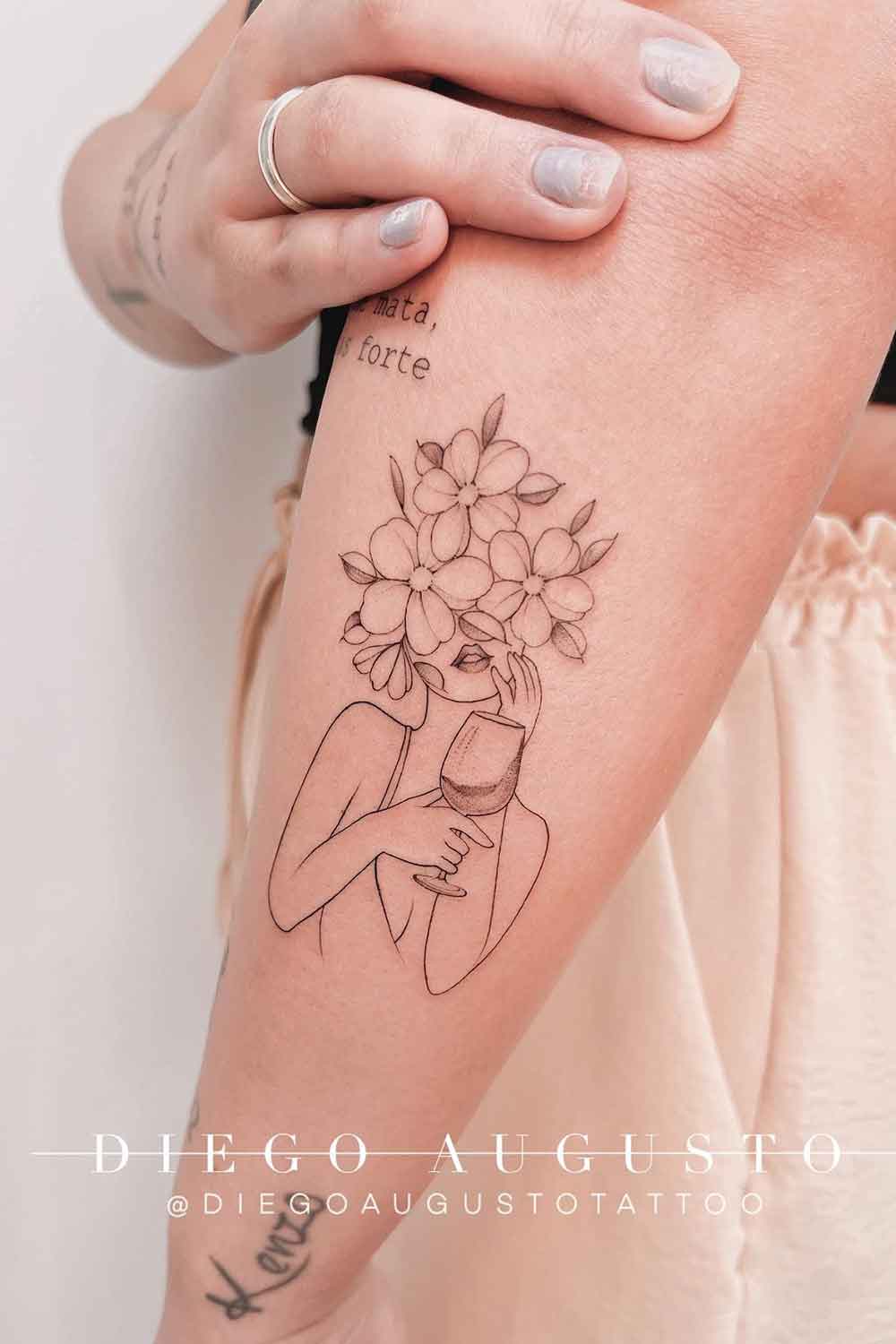 tatuagem-de-mulher-com-flores-na-cabeca 