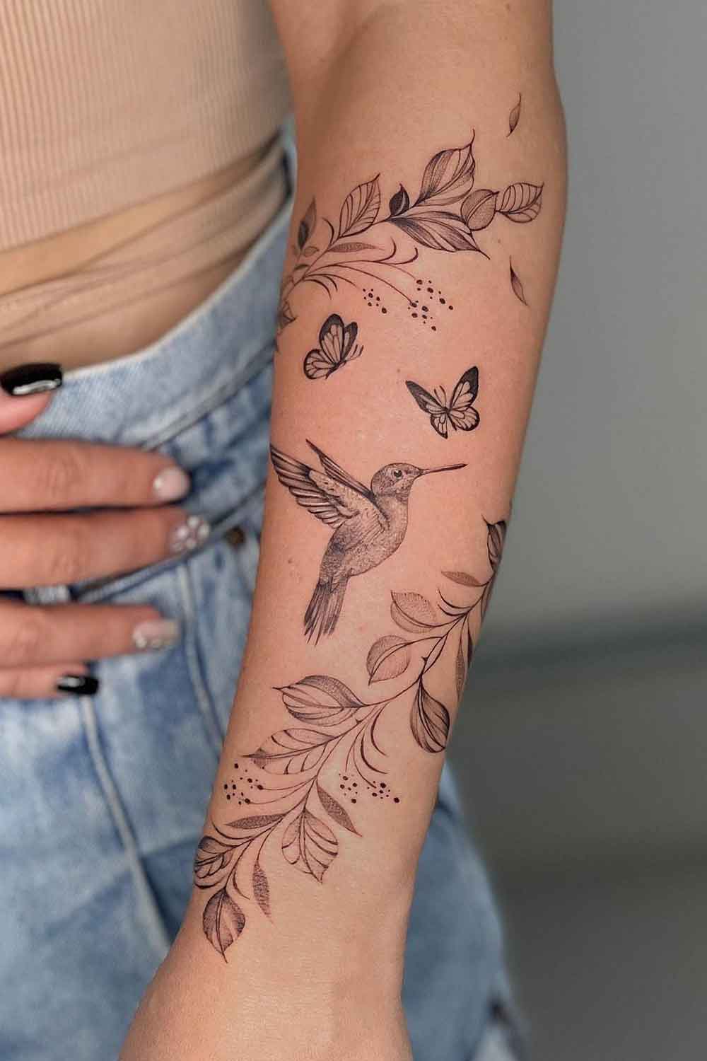 tatuagem-de-planta-borboleta-e-beija-flor-no-antebraco 