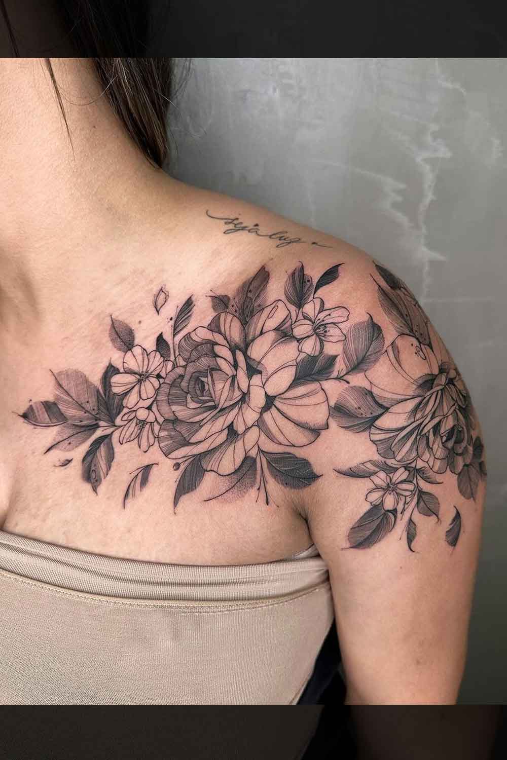 tatuagem-feminina-floral-no-ombro 